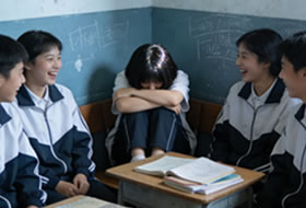 白天全世界都是敌人，只有夜晚才能做自己 | 14岁女孩的双面人生，在黑夜里找回破碎的自己