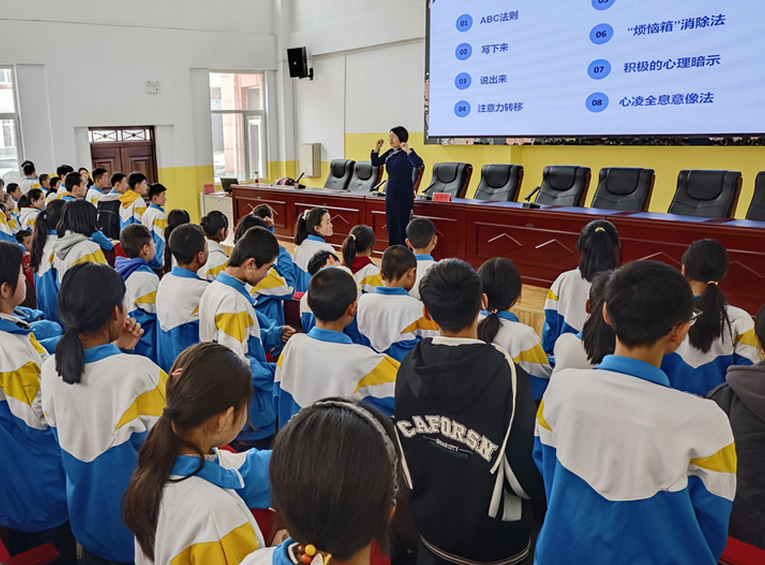 破解青春期教育难题 潘新凌为河南青少年点亮心灵成长之路