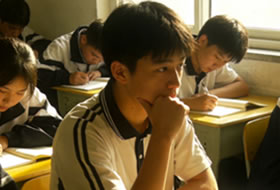 失控的大脑，沉默的痛 | 从学霸到发呆、身体疼痛，他正在被焦虑悄悄吞噬