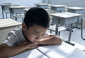 懂事得让人心疼，孩子压抑的内心谁能看见 | 从话唠到沉默：这不是成长，是心理在求救