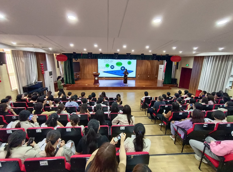 青少年心理专家潘新凌在郑州开展系列家庭教育指导讲座