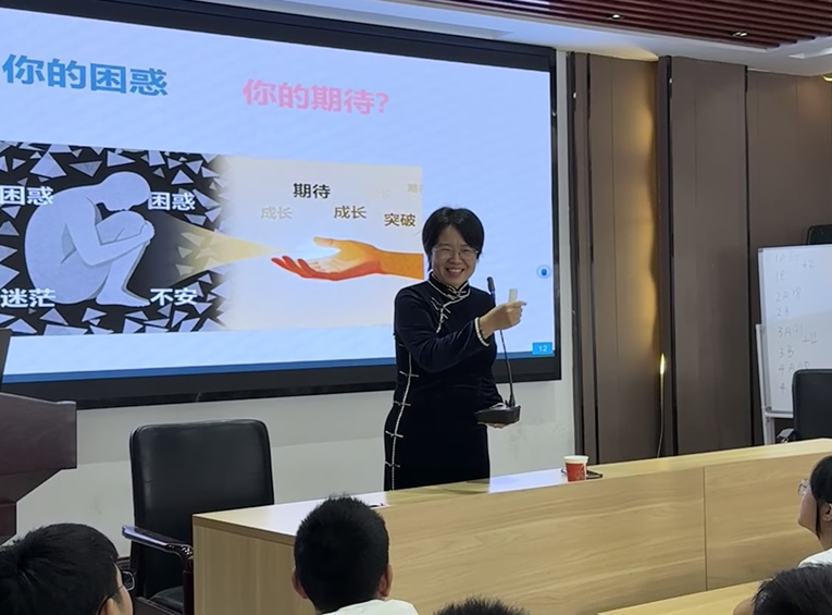 警惕!郑州孩子沉迷手机游戏无法自拔，潘新凌专家教你科学戒瘾