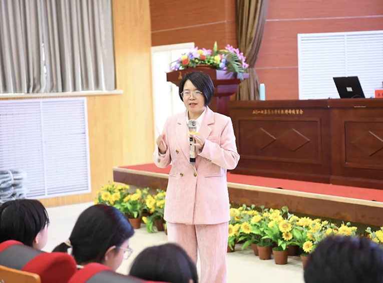 亲子冷战、沉迷手机、社交恐惧、青春期叛逆?郑州18年心理专家：这样引导孩子才有效