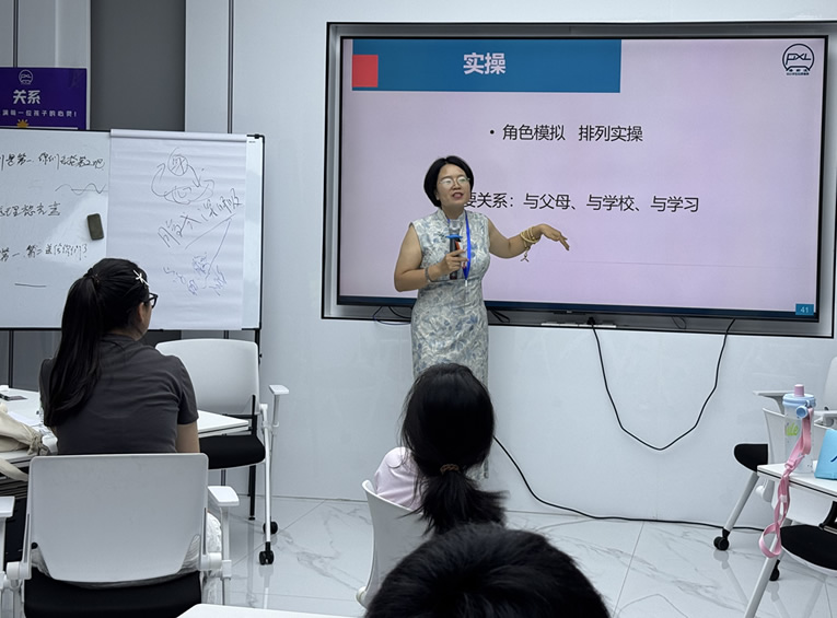 警惕！青春期 “仇亲” 不是叛逆，潘新凌揭秘：心养不足才是矛盾根源